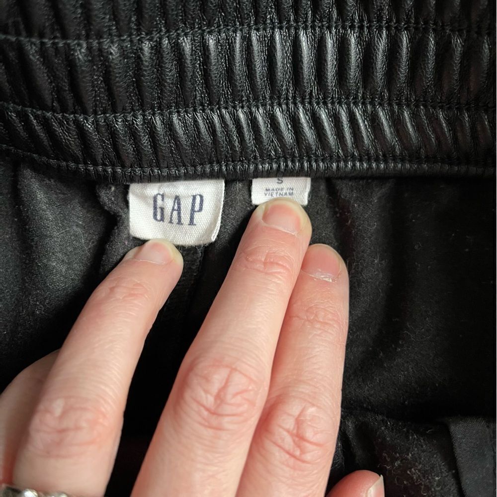 GAP women’s small faux leather Black Cargo cropped pants - Picture 6 of 9